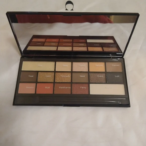 Revolution Chocolate Vice bar eyeshadow palette - Picture 1 of 3
